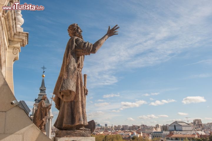 Immagine Statua sulla facciata della Catedral de Santa María La Real de la Almudena a Madrid - © javarman - Fotolia.com
