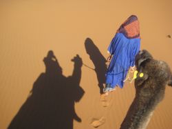 Passeggiata tra le dune di Merzouga, una foto ...