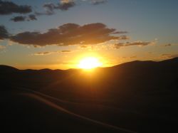 Un tramonto nel deserto di Merzouga, nell'est ...