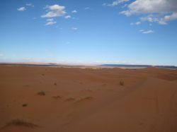 il deserto di Merzouga in Marocco: sullo sfondo ...