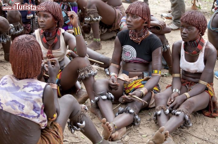 Immagine Un gruppo di donne Hamer in riposo