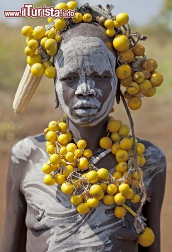 Immagine I Mursi, donna senza piattello