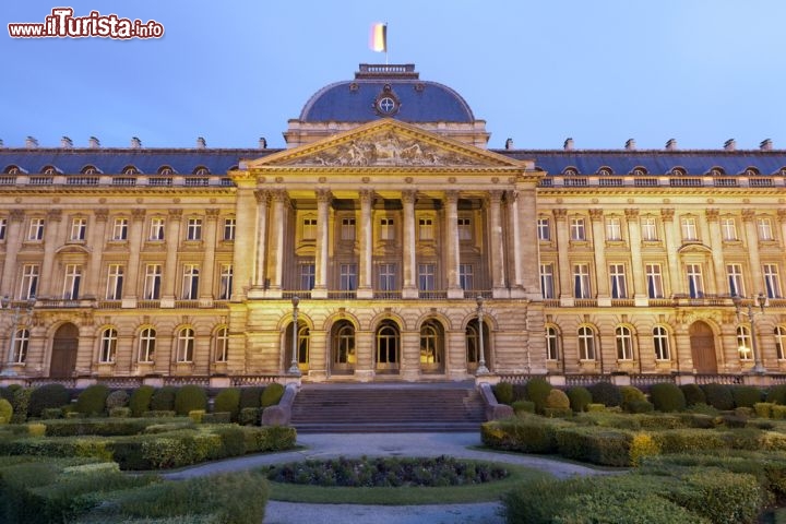 Palazzo Reale di Bruxelles, in Belgio - la famiglia reale in realtà abita nel palazzo di Laeken, e questa è quindi la residenza di rappresentanza che fu scelta da Re Lopoldo II, alla fine del 19° secolo. Qui esisteva già un palazzo nobiliare, il Coudenberg Palace, costruito durante il medioevo ma che poi era caduto in rovina. La magnifica facciata. costruita in stile Luigi XVI venne eretta nel 1904 per volontà di Leopoldo II che per l'ambizioso progetto scelse l'architetto Henri Maquet . Il palazzo si trova davanti al Parco di Bruxelles, il magnifico polmone verde della capitale belga - © Renata Sedmakova / Shutterstock.com