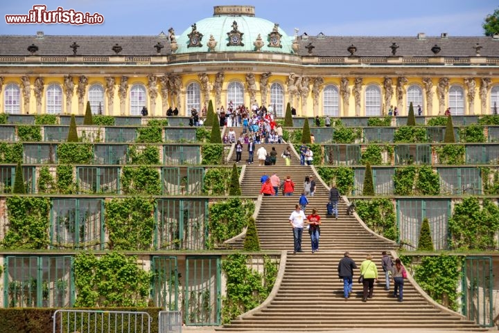 Palazzo di Sanssouci a Potsdam, in Germania - Questo splendido palazzo rococò nacque come residenza estiva per l'allora re di Prussia, Federico II il Grande, che lo commissionò all'architetto architetto Georg Wenzeslaus von Knobelsdorff, verso la metà del 18° secolo. Tale è la sua bellezza ed eleganza, che già nel 1990 è entrato a far parte dei Patrimoni dell'Umanità dell'UNESCO. Il palazzo non colpisce per le sue dimensioni, invero abbastanza modeste, ma è soprattutto l'interno ricco di decorazioni e particolari che lo rendono una interessante meta turistica. Da non perdere la sala di marmo, il vestibolo e le camere degli ospiti  - © meunierd / Shutterstock.com 