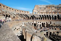Fotografia dell'interno del Colosseo a Roma ...