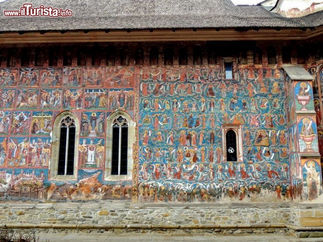 Immagine Fianco esterno del monastero di Mondovita, regione di Bucovina in Romania - © Monia Savioli