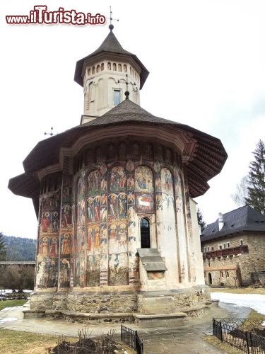 Immagine Fotografia del monastero di Mondovita in Romania - © Monia Savioli