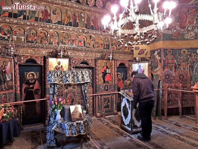 Immagine Interno del monastero di Voronet in Romania, con una persona in preghiera - © Monia Savioli