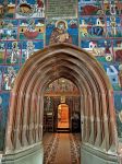Ingresso del monastero di Voronet dove domina il colore azzurro nelle sue pitture e dei suoi affreschi - © Monia Savioli