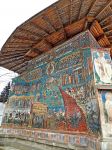 Particolare delle pareti esterne del monastero di Voronet in Romania, famoso per le sue scene del Giudizio universale - © Monia Savioli