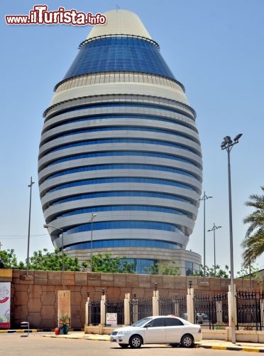 Immagine Il profilo Hotel Corinthia, visto dal Museo Archeologico di Khartoum, assomiglia più a quello di un uovo, anche se è stato ideato come una specie di vela in navigazione sul vicino fiume Nilo