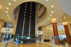 La vasta hall del Corinthia Hotel Khartoum, con ...