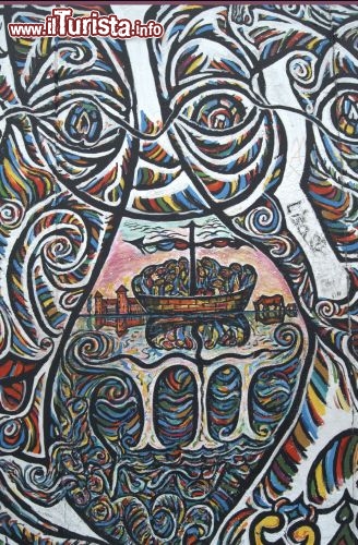 Immagine Particolare di un murales sulla East Side Gallery di Berlino