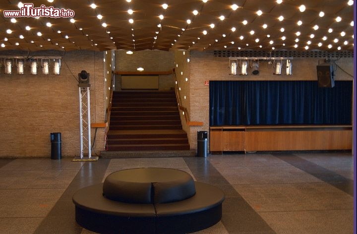 Immagine Interno del Kino International: il famoso cinema di Berlino fu costruito nella metà sovietica della capitale tedesca, 50 anni fa. Ancora oggi è un vero punto di riferimento nel mondo del cinema - Foto di Monia Savioli