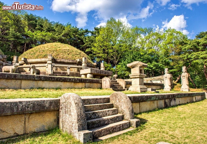 Monumenti e siti storici di Kaesŏng, Corea - UNESCO - Oggi Kaesŏng, la città più meridionale della Corea del Nord, è un importante mercato di ginseng e un affollato centro industriale. Ma l’UNESCO si è concentrata sui suoi monumenti e siti storici, che ha inserito tra i siti Patrimonio dell’Umanità a partire dal 2013. L’area è composta da 12 elementi separati, che insieme narrano la storia della Dinastia Koryo, di cui Kaesŏng era capitale, esistita tra il X e il XIV secolo. Palazzi, sepolcri, mura difensive e porte d’accesso alla città antica ne raccontano i valori politici, filosofici e culturali, testimoniando il passaggio dal Buddismo al neo-Confucianesimo nell’Asia orientale. Ma ad affascinare maggiormente i visitatori saranno senza dubbio l’osservatorio astronomico e meteorologico, i resti delle due scuole e le steli commemorative - © Anton_Ivanov / Shutterstock.com