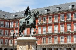 Statua di Filippo III a Cavallo. L'opera del Gianbologna si trova in Plaza Mayor a Madrid, la capitale della Spagna - © cainfantes / Shutterstock.com