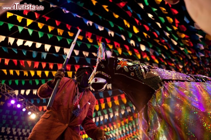 Ogni quartiere nelle grandi città possiede un proprio “arraial”, uno spazio aperto dove si tengono fiere, sagre e feste popolari. In occasione della Festa di São João vengono allestiti con migliaia di bandierine colorate. 