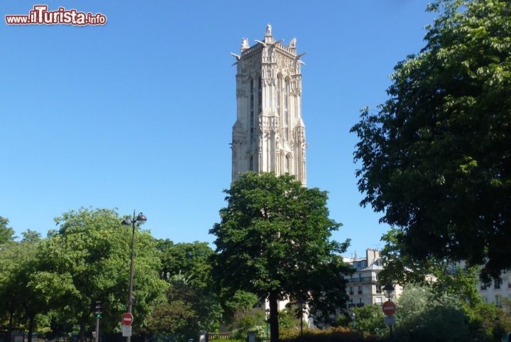 Immagine La torre dell'antica chiesa Saint-Jacques-de-la-Boucherie a Parigi oggi scomparsa