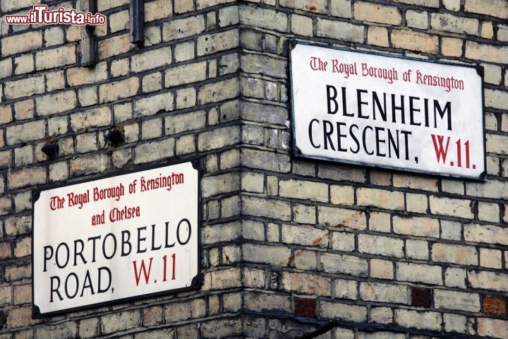 Immagine Notting Hill, un incrocio con le tipiche case a mattoni,  lungo la famosa Portobello Road - © Bikeworldtravel / Shutterstock.com