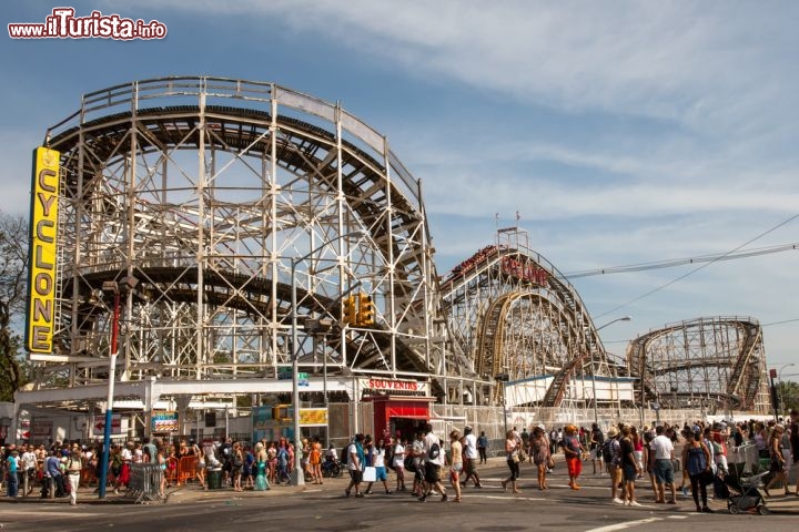 Immagine Le storiche montagne russe di Cyclone a Coney Island, il celebre Luna Park a sud di Brooklyn, a New York City - © Vladimir Korostyshevskiy / Shutterstock.com