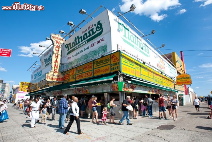 Immagine Uno dei ristoranti Nathans, il tempio degli hotdog a Coney island, a New York - © pio3 / Shutterstock.com