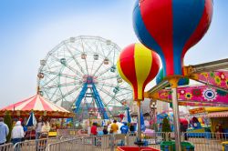 I colori del Luna Park di Coney island, con la grande ruota panoramica di Wonder Wheel sullo sfondo, una delle attrazioni più celebri di New York - © littleny / Shutterstock.com ...