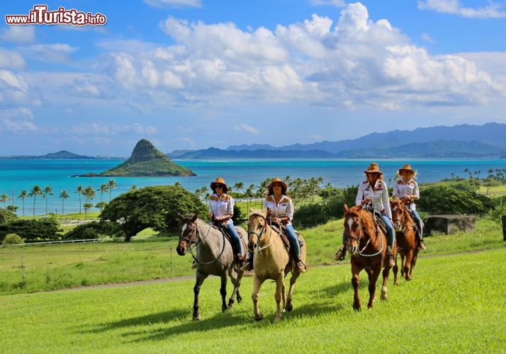Kualoa ranch, Hawaii - E' stato set di film come Jurassik Park, qui il team si cimenta a cavallo - © DONNAVVENTURA® 2013 - Tutti i diritti riservati - All rights reserved