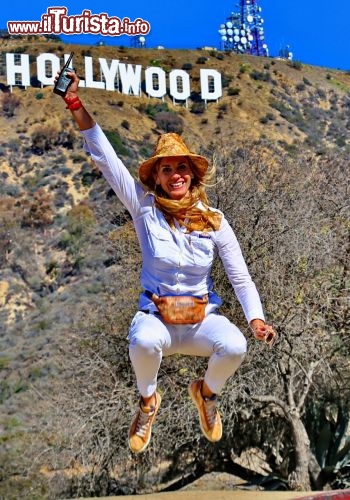 Ana festeggia davanti alla scritta di Hollywood - © DONNAVVENTURA® 2013 - Tutti i diritti riservati - All rights reserved