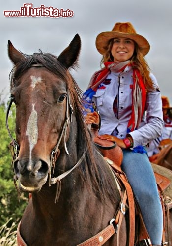 Anche Michela in sella al suo destriero - in posa davanti il Los Cedros ranch di Amarillo in Texas - © DONNAVVENTURA® 2013 - Tutti i diritti riservati - All rights reserved