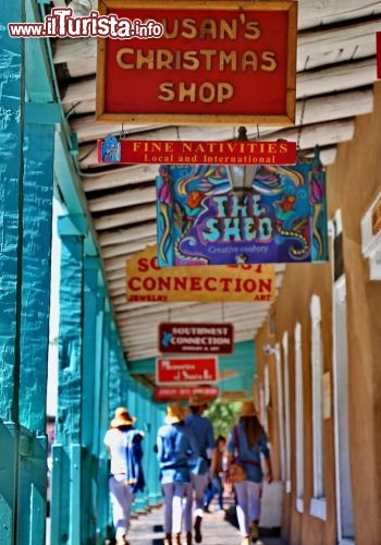 Santa Fe, New Mexico - un colorato loggiato nel centro della città americana - © DONNAVVENTURA® 2013 - Tutti i diritti riservati - All rights reserved