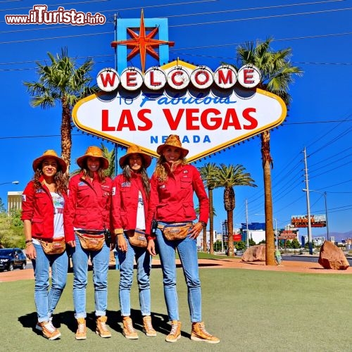 ll team davanti alla inconfondibile insegna di Las Vegas - © DONNAVVENTURA® 2013 - Tutti i diritti riservati - All rights reserved