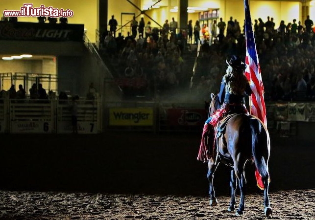 Il solenne momento alla Tri-State Fair - la cerimonia iniziale prima del rodeo presso la famosa fiera di Amarillo, in Texas - © DONNAVVENTURA® 2013 - Tutti i diritti riservati - All rights reserved
