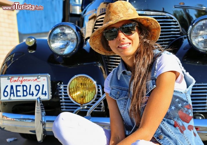 Federica davanti ad una macchina d'epoca californiana - © DONNAVVENTURA® 2013 - Tutti i diritti riservati - All rights reserved