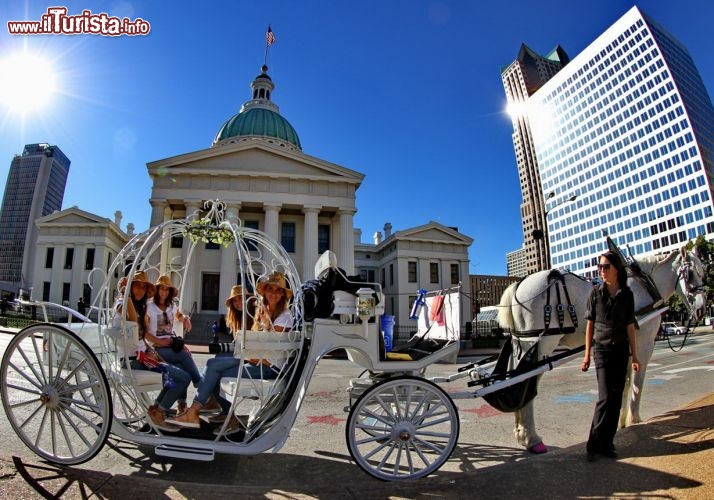 Saint Loius USA - Il team a bordo di una delle tante carrozze che affollano la piazza antistante alle corte di Saint Louis - © DONNAVVENTURA® 2013 - Tutti i diritti riservati - All rights reserved