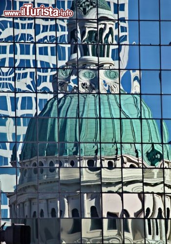 St Louis, Stati Uniti - La cupola in rame della Corte di Giustizia Louis riflessa su di un grattacielo - © DONNAVVENTURA® 2013 - Tutti i diritti riservati - All rights reserved