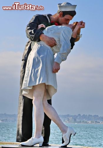 Statua del kissing sailor - A San Diego il monumento sull'amore, con il marinaio che bacia l'infermiera, riprendendo la celebre foto storica della fine della Seconda Guerra Mondiale che fu scattata a New York, in Time Square  - © DONNAVVENTURA® 2013 - Tutti i diritti riservati - All rights reserved