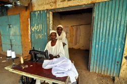 Un negozio di sartoria in un villaggio del Sudan, ...