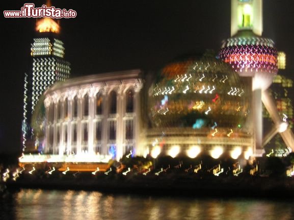 Immagine Vista dello skyline di Shanghai dal fiume di notte