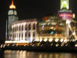 Vista dello skyline di Shanghai dal fiume di notte