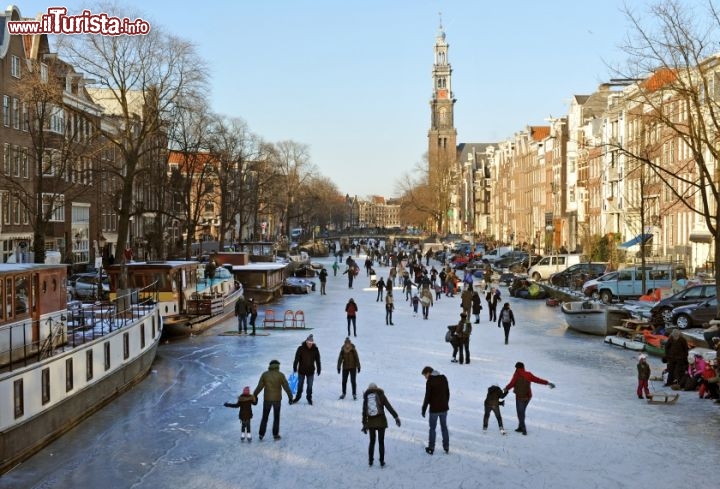 Immagine Pattinaggio ghiaccio canale Prinsengrach amsterdam Westerkerk - © oversnap / iStockphoto LP.