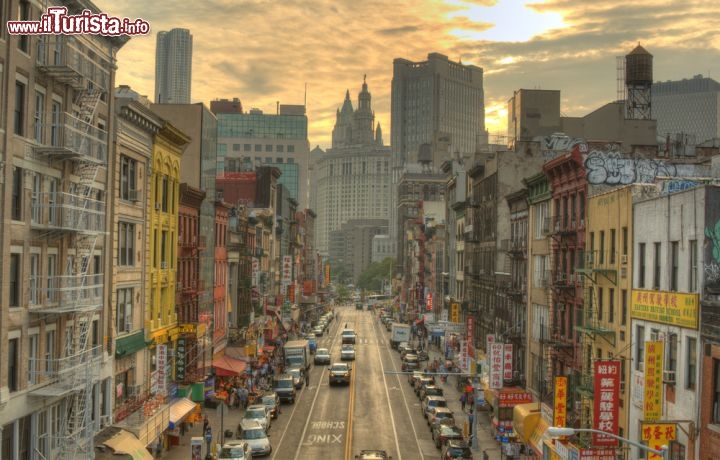Immagine Panorama di una via di Chinatown: siamo a New York City, USA - © SeanPavonePhoto / Shutterstock.com