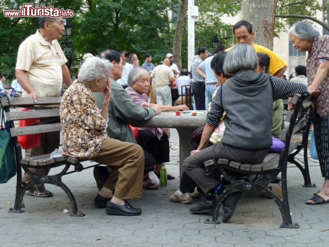 Immagine Columbus Park (Chinatown): Anziani giocano a dama cinese