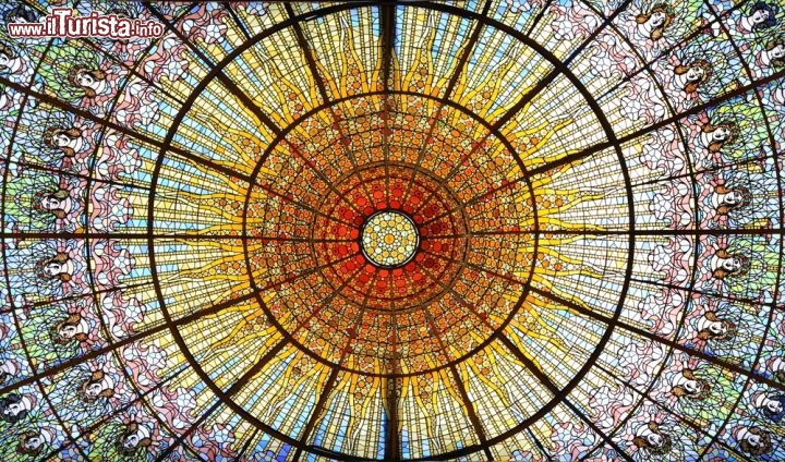 Immagine Il meraviglio soffitto vetrato del Palau de la Musica Catalana a Barcellona - © Vlad G / Shutterstock.com