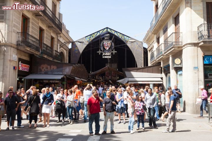 Immagine Ingresso principale della Boqueria, il mercato coperto alimentare si trova sulla Rambla di Barcellona in Spagna - © Iakov Filimonov / Shutterstock.com