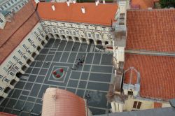 Il grande cortile dell'Universita di Vilnius ...