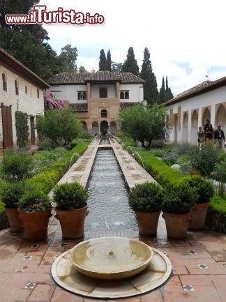 Immagine Patio della Fossa Irrigatoria nel palazzo del Generalife - Granada