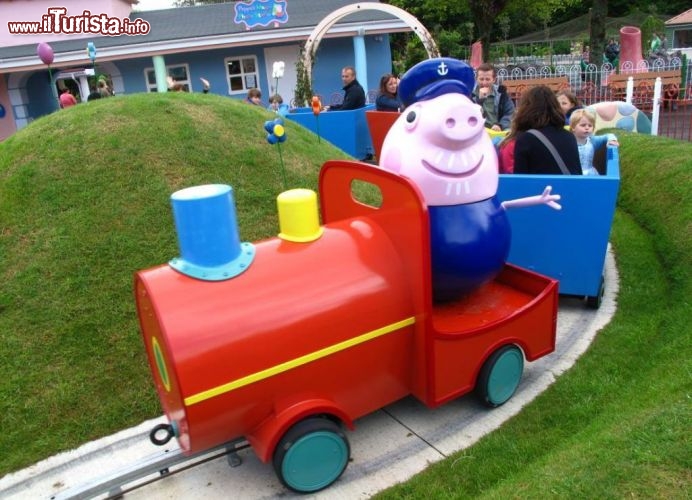 In treno con Nonno Pig nel Parco a tema di Peppa Pig World dentro a Paultons Park Theme - Cortesia foto peppapigworld.co.uk