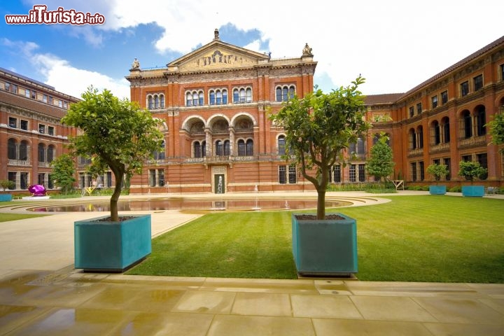 Immagine Esterno del grande museo d'arte e design, il Victoria e Albert Museum, che si trova vicino Kensington in centro a Londra - Cortesia foto: www.visitlondon.com/it