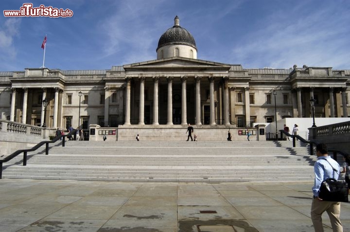 Immagine Piazza Trafalgar Square e sullo sfondo la grande National Gallery di Londra - © Jonathan Crabb / www.visitlondon.com/it