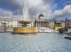 Una delle fontane di Trafalgar Square a Londra: ...